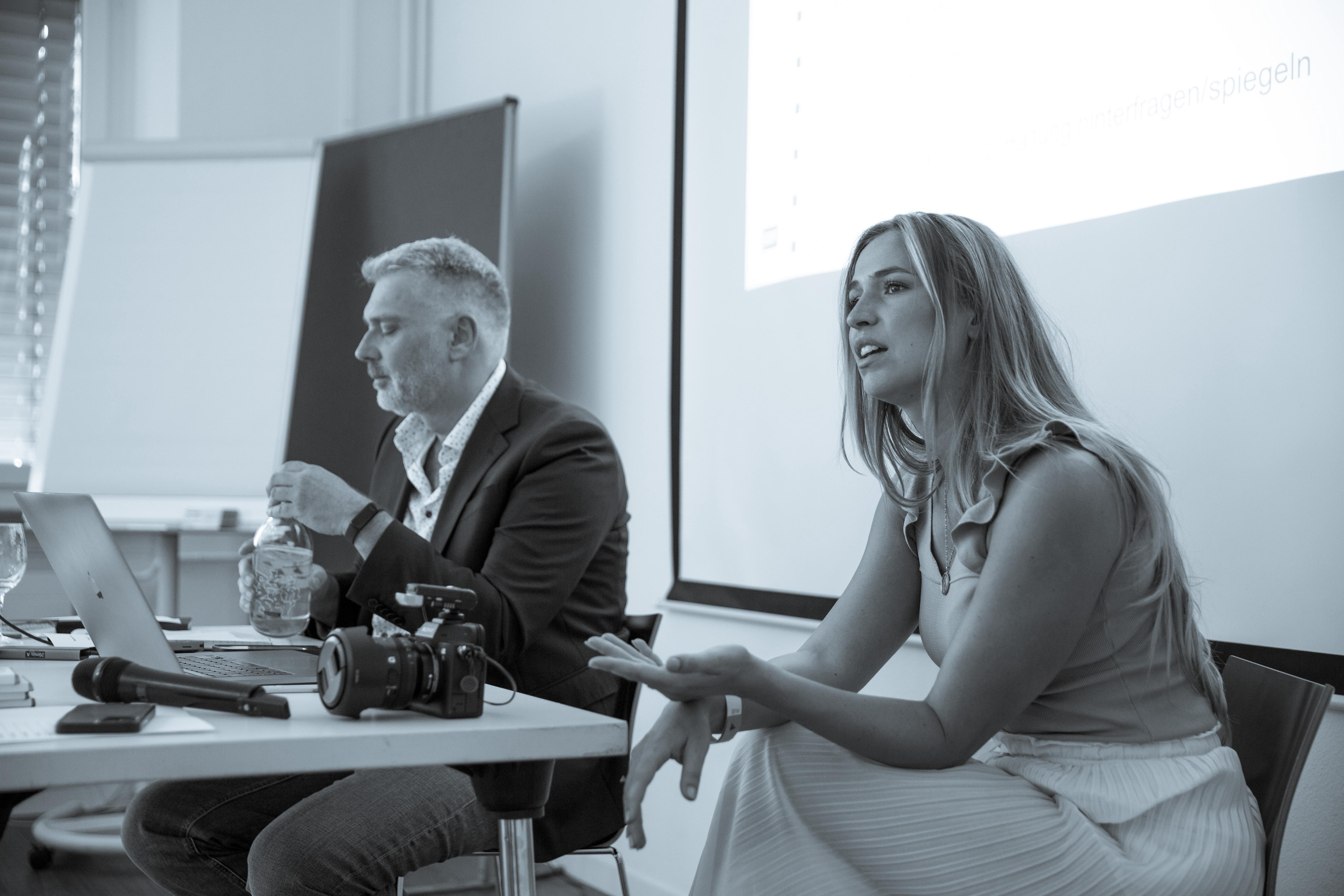 Moderation Podium – Szene